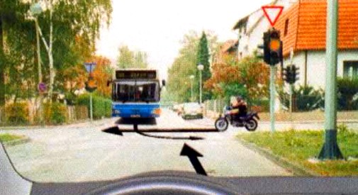 Slika uz pitanje: Kako ćete postupiti ako je na semaforu upaljeno žuto trepteće svjetlo u situaciji kao na slici?