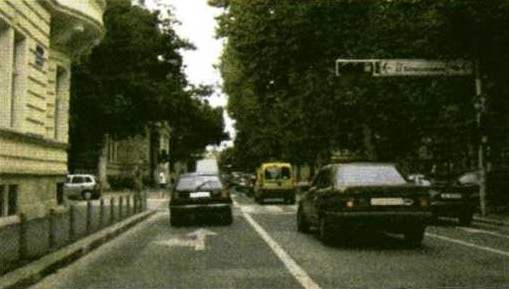 Slika uz pitanje: Što se ne smije činiti vozilom ako se vozi cestom na kojoj postoje najmanje dvije prometne trake za promet u istom smjeru i na kojima su kolone vozila u situaciji kao na slici?