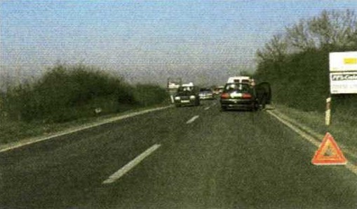 Slika uz pitanje: Na kojoj udaljenosti vozač mora postaviti posebni znak za označivanje vozila zaustavljenog na kolniku (sigurnosni trokut) na cesti izvan naselja?