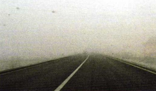 Slika uz pitanje: Vozite autocestom u situaciji kao na slici. Koja opasnost vam prijeti?