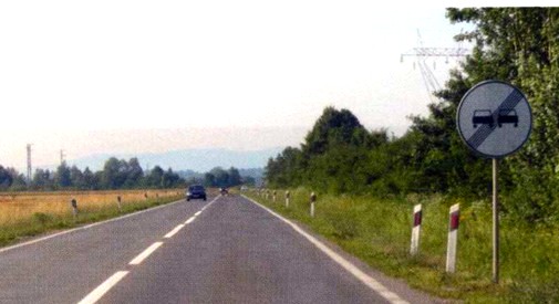 Slika uz pitanje: O čemu vozača obavješćuje prometni znak na slici?
