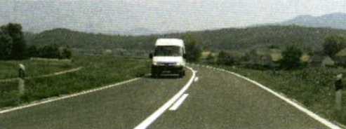 Slika uz pitanje: Čemu služe smjerokazni stupici u situaciji kao na slici?