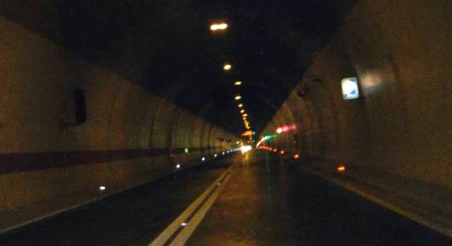 Slika uz pitanje: Kako morate postupiti za vrijeme vožnje kroz tunel u situaciji kao na slici?