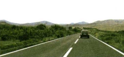 Slika uz pitanje: Koliko prometnih traka ima cesta na slici?