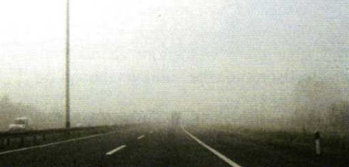 Slika uz pitanje: Uvjeti vidljivosti na autocesti su smanjeni, u situaciji kao na slici. Kako ćete se ponašati tijekom vožnje?