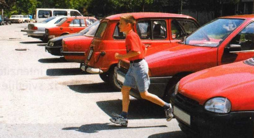 Slika uz pitanje: S čime vozač mora računati tijekom vožnje u situaciji kao na slici?