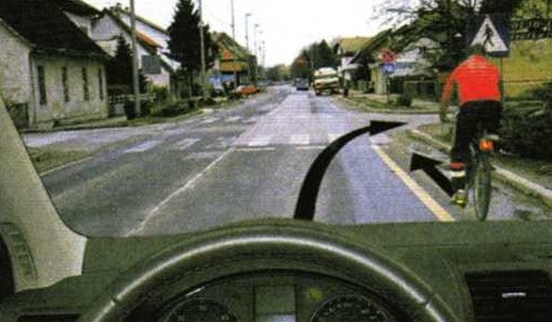Slika uz pitanje: Skrećete udesno na raskrižju u situaciji kao na slici. Kako ćete postupiti?
