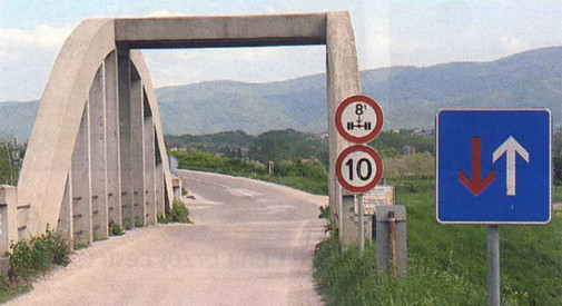 Slika uz pitanje: Kako ćete postupiti u situaciji kao na slici?