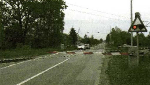 Slika uz pitanje: Kako mora postupiti vozač koji se vozilom približava prijelazu ceste preko željezničke pruge u istoj razini, u situaciji kao na slici?