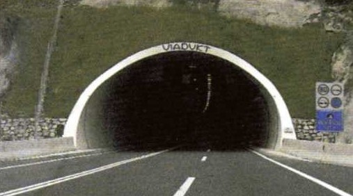 Slika uz pitanje: U koliko smjerova se odvija promet u tunelu, u situaciji kao na slici?