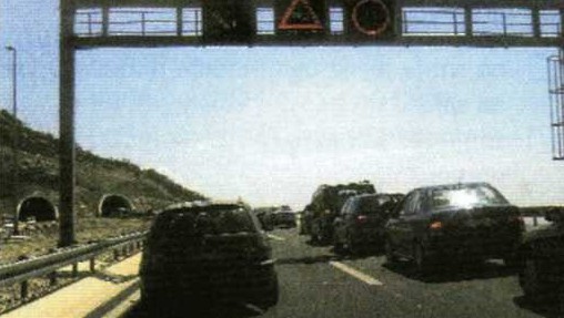 Slika uz pitanje: Prometna traka kojom vozite završava kao u situaciji na slici. Kako ćete postupiti?