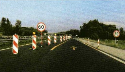 Slika uz pitanje: Kako ćete, dok vozite, postupiti u situaciji kao na slici?