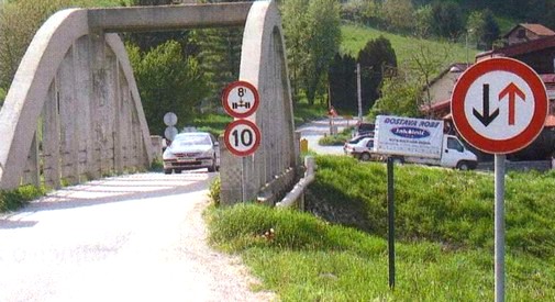 Slika uz pitanje: Kako ćete postupiti u situaciji kao na slici?