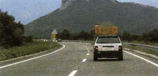 Slika uz pitanje: Zbog čega ne smijete pretjecati oba vozila ispred vas u situaciji kao na slici?