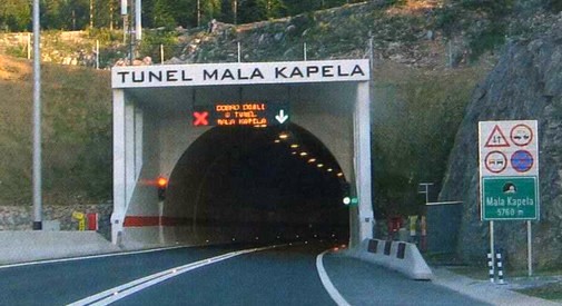 Slika uz pitanje: U koliko smjerova se odvija promet u tunelu, u situaciji kao na slici?