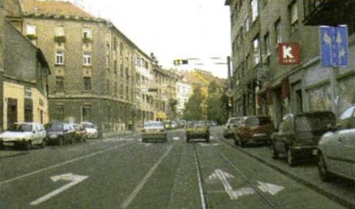 Slika uz pitanje: Prema prometnom znaku i oznakama na kolniku, u situaciji kao na slici, u kojem smjeru je dopušten prolazak raskrižjem?