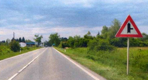 Slika uz pitanje: Vozite cestom izvan naselja. Ako morate zaustaviti ili parkirati vozilo, gdje ćete to učiniti?