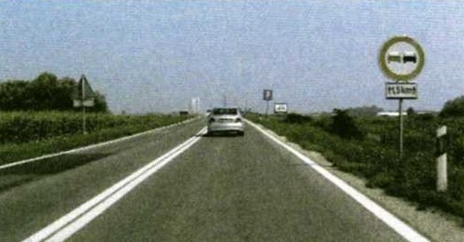 Slika uz pitanje: Kako treba postupiti vozač u situaciji kao na slici?