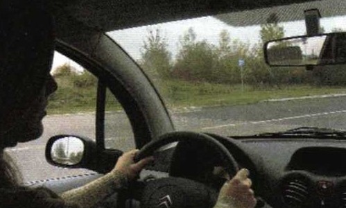 Slika uz pitanje: Pomoću čega vozač obavlja provjeru prometnih uvjeta?