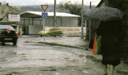 Slika uz pitanje: Vozite cestom u situaciji kao na slici, kako ćete postupiti?