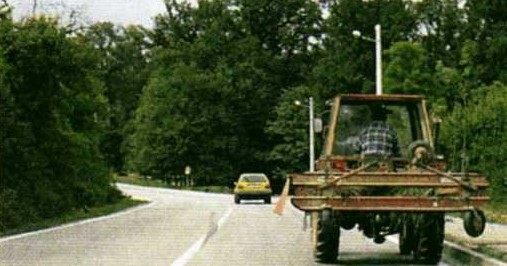 Slika uz pitanje: Traktor ispred vas vozi oko 30 km na sat, u situaciji kao na slici. Smijete li ga pretjecati?