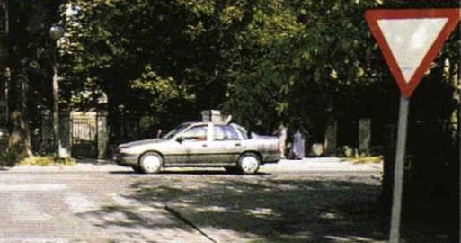 Slika uz pitanje: Približavate se vozilom raskrižju u situaciji kao na slici. Kako ćete postupiti?