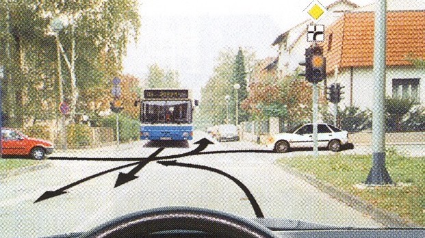 Slika uz pitanje: Približavate se ovom raskrižju. Na semaforu je upaljeno žuto treptavo svjetlo. Kako ćete postupiti?