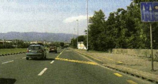 Slika uz pitanje: Vozite automobil desnom prometnom trakom u situaciji kao na slici. Kako ćete postupiti?