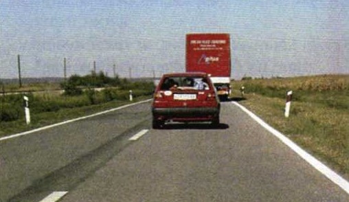 Slika uz pitanje: Vozite u situaciji kao na slici. Prema čemu ste dužni prilagoditi brzinu kretanja vozila?