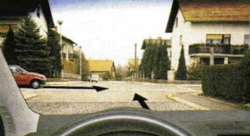 Slika uz pitanje: S makadamske ceste se približavate vozilom raskrižju u situaciji kao na slici? Kako ćete postupiti?