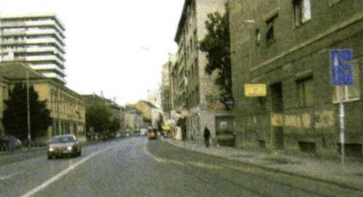 Slika uz pitanje: Kojom prometnom trakom vam je dopušteno voziti u situaciji kao na slici?