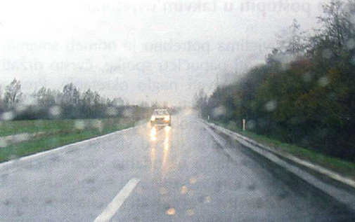 Slika uz pitanje: Koje opasnosti su moguće tijekom vožnje u situaciji na slici?