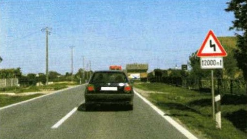 Slika uz pitanje: Na koju opasnost upozorava postavljeni prometni znak u situaciji kao na slici?