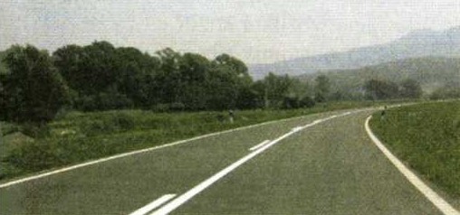 Slika uz pitanje: Čemu služi dvostruka kombinirana crta na kolniku u situaciji kao na slici?