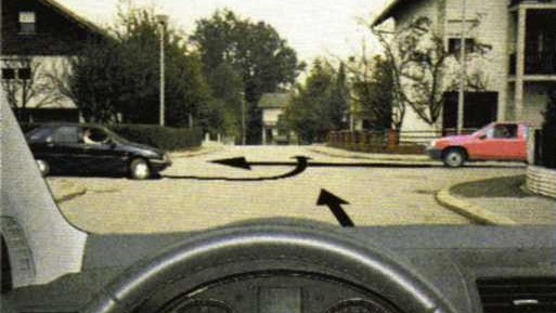 Slika uz pitanje: Zbog čega ste obvezni nakon što propustite crveni automobil u situaciji kao na slici voziti prije crnog automobila?