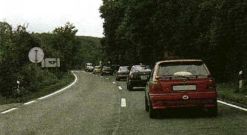 Slika uz pitanje: Koja su obilježja vožnje u koloni?