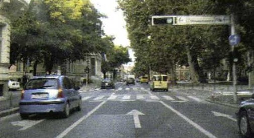 Slika uz pitanje: Vozite u situaciji kao na slici. Što vam je zabranjeno?