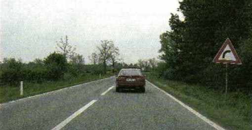 Slika uz pitanje: Na koji način možete kontrolirati razmak od vozila ispred u vožnji, u situaciji kao na slici?