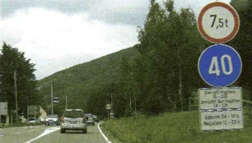 Slika uz pitanje: Smije li se osobnim automobilom, u situaciji kao na slici, nastaviti vožnju?