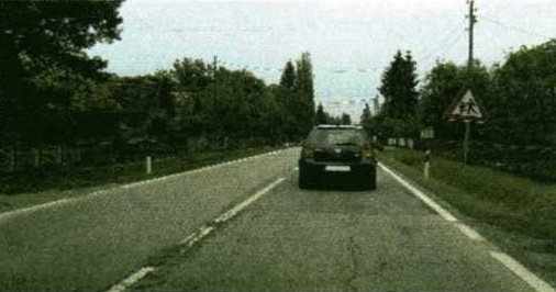 Slika uz pitanje: Vozite cestom u situaciji kao na slici. Koju opasnost trebate predviđati?
