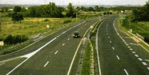 Slika uz pitanje: Kojom se cestom kreće vozilo u situaciji kao na slici?