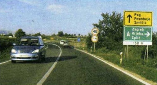 Slika uz pitanje: O čemu vozača obavješćuje prometni znak na slici?