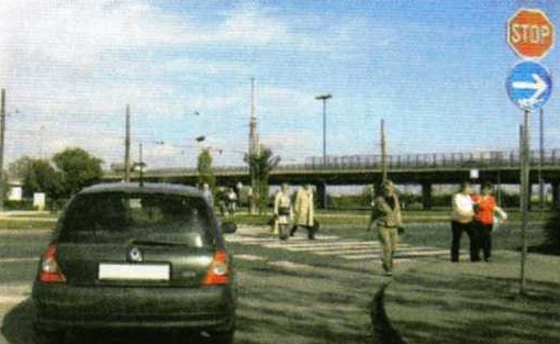 Slika uz pitanje: Vozilo na cesti ispred vašeg vozila, u situaciji kao na slici, zaustavilo se. Kako ćete postupiti?