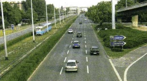 Slika uz pitanje: Mogu li vozači za kretanje vozila koristiti prometnu traku koja se ne prostire uz desni rub kolničke trake u situaciji kao na slici?
