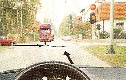Slika uz pitanje: Na semaforu svijetli treptavo žuto svijetlo. Kako ćete postupiti u situaciji kao na slici?