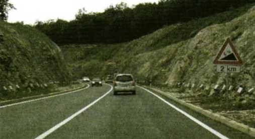 Slika uz pitanje: Koje opasnosti su moguće u vožnji na cesti izvan naselja?