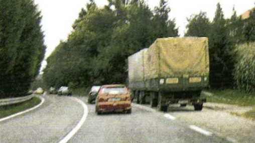 Slika uz pitanje: Gdje se najčešće stvaraju kolone vozila na cestama izvan naselja?