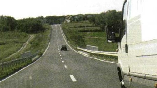 Slika uz pitanje: Gdje se na cesti izvan naselja smije pretjecati u situaciji kao na slici?