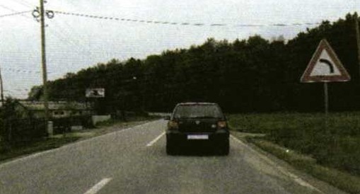 Slika uz pitanje: Prema čemu ćete prilagoditi brzine vožnje prije ulaska u zavoj?