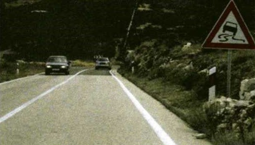 Slika uz pitanje: Vozite cestom u situaciji kao na slici. Koju opasnost trebate očekivati?